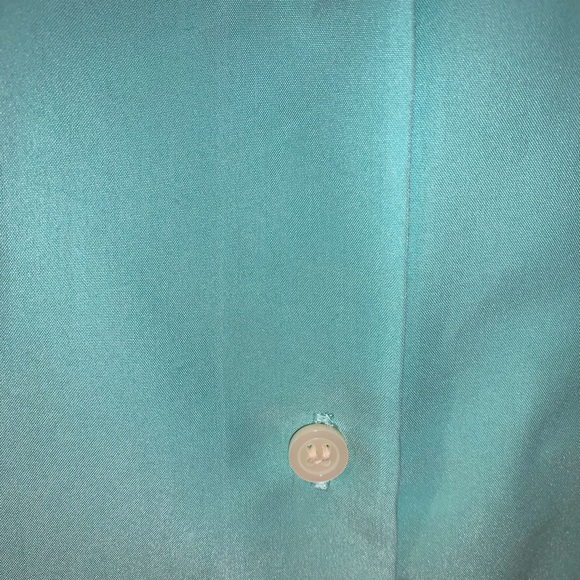 Liz Claiborne Button Down Shirt. - Picture 3 of 7